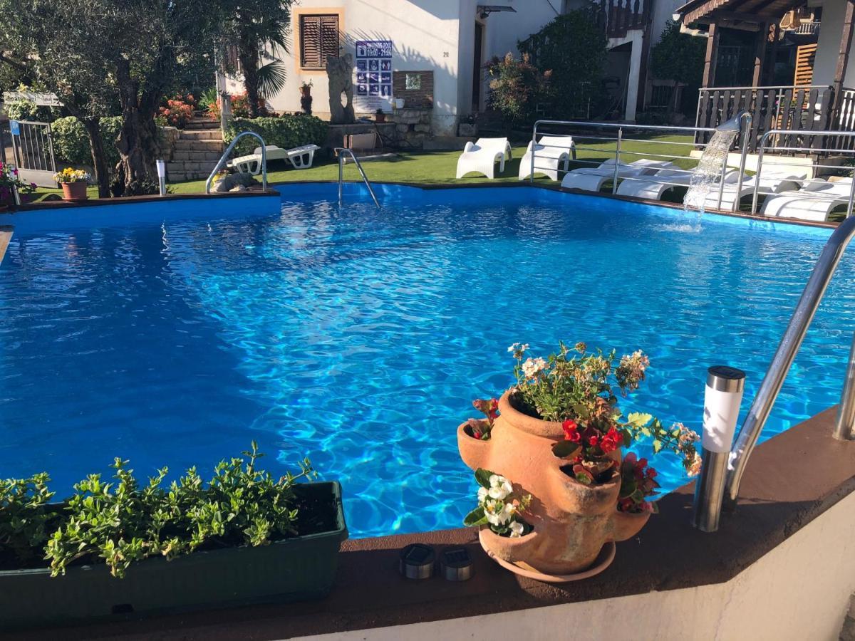 Apartmani Milokanovic Funtana Bagian luar foto