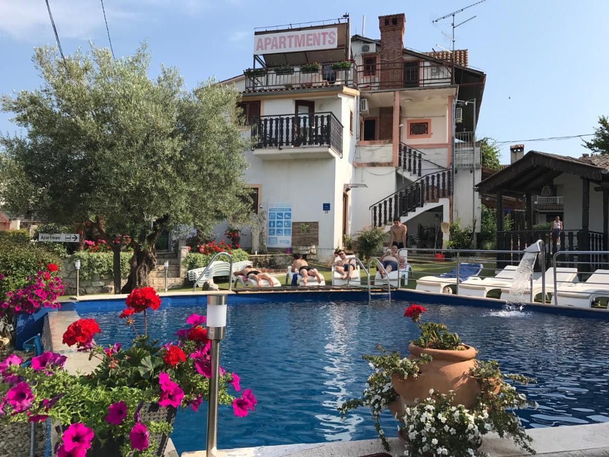 Apartmani Milokanovic Funtana Bagian luar foto