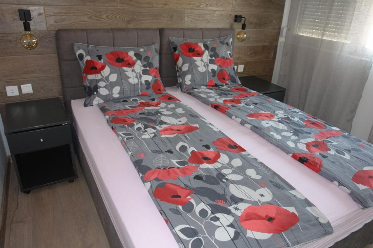 Apartmani Milokanovic Funtana Bagian luar foto